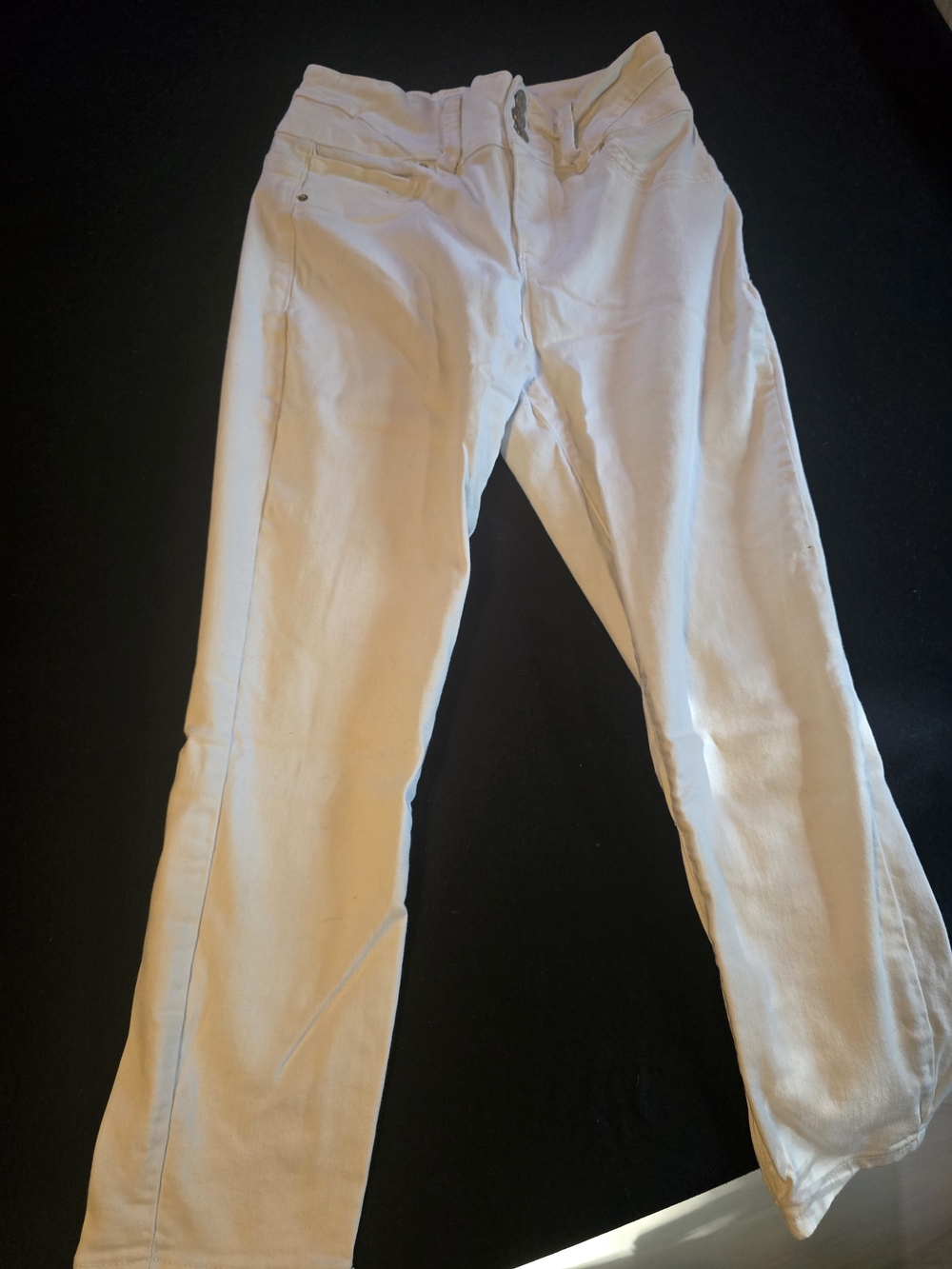 Slim Straight Women's Capri Jeans in White